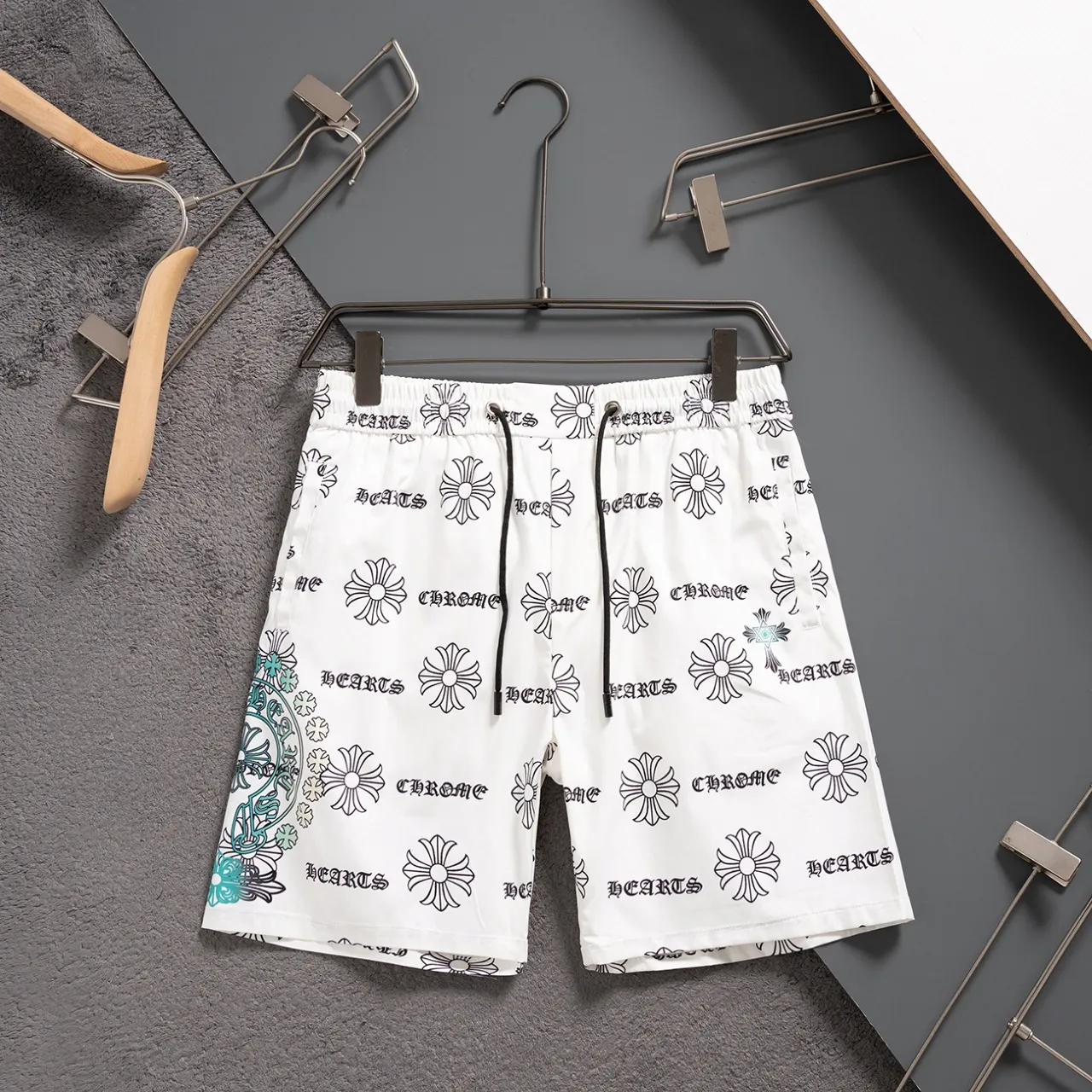 🅿️130 #V2434 [Replenishment all year round] 𝐂𝐡𝐫𝐨𝐦𝐞 𝐡𝐞𝐚𝐫𝐭𝐬 Croix heart new summer beach pants LV classic printed quick-drying three-quarter pants, same style for men and women, the fabric is made of polyester fiber for customers, stain-resistant and wrinkle-resistant, the most suitable material for summer outings It is guaranteed to be cool and comfortable enough at the same time. It is super stylish when you wear it casually. You can clearly see the texture and other things by looking at the photos. It is not an ordinary market material that can seduce a person who wants to go on vacation in minutes. Pockets on both sides. Drawstring at the waist. Very practical design, with impeccable workmanship, details and fit. Can be worn as casual pants or beach pants. A must-have for beach vacations, home leisure, gym equipment, morning running and night running. Practicality takes into account functionality. Color: Black White Size: M-XXXL